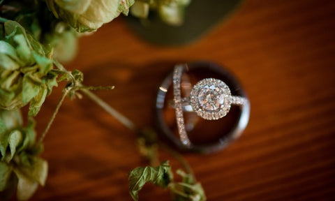 Engagement ring left or right? | ENGAGEMENT RINGS Magazine